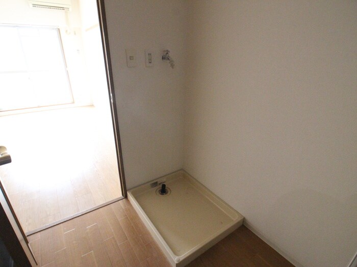 物件内観写真12　(洗濯機置場)