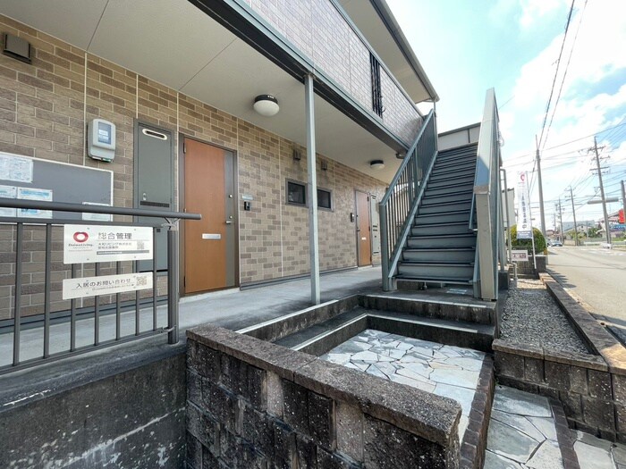 物件外観写真2　(エントランス部分)