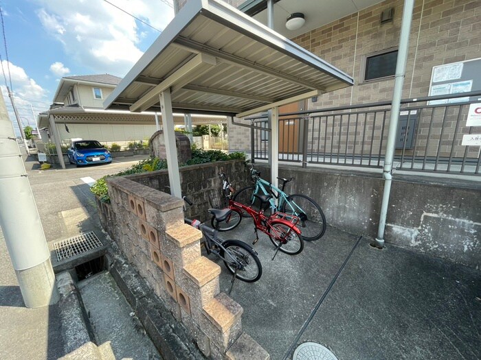 物件外観写真4　(駐輪場)