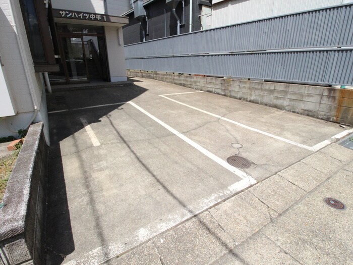 物件外観写真6　(駐車場)