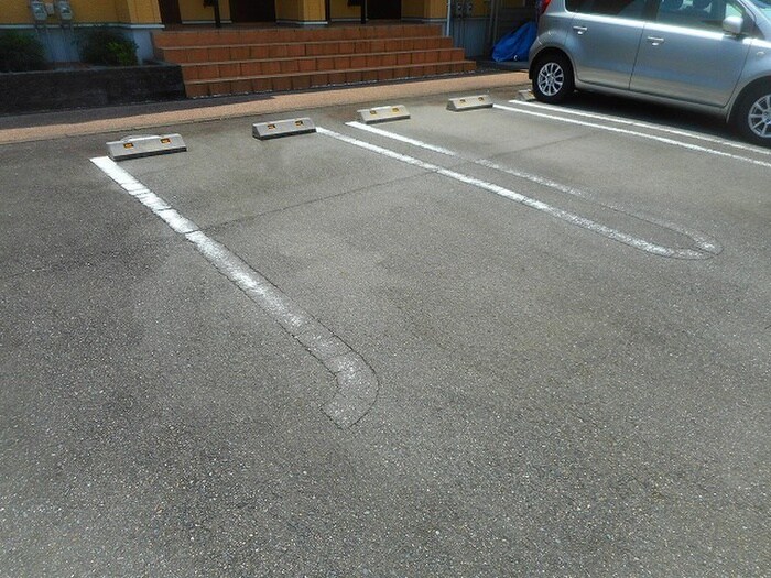物件外観写真2　(駐車場)