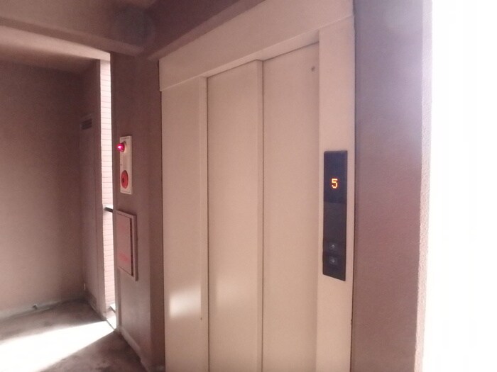 物件外観写真4　(エントランス部分)