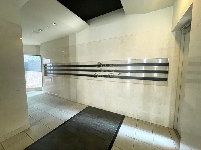 物件外観写真6　(エントランス部分)