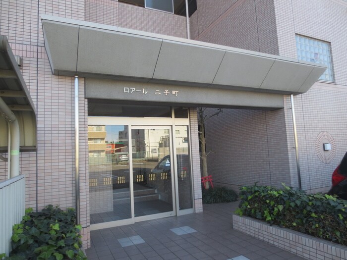 物件外観写真3　(エントランス部分)