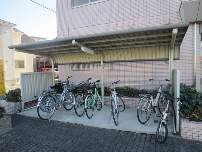物件外観写真4　(駐輪場)