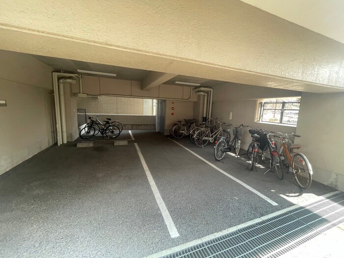 物件外観写真3　(駐輪場)