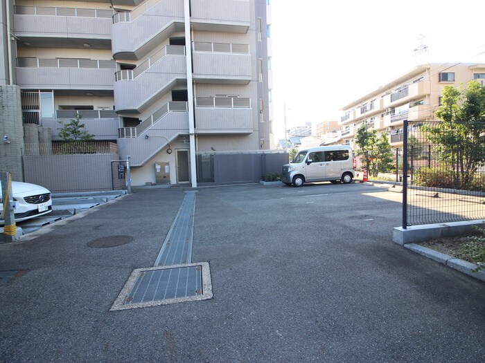 物件外観写真2　(駐車場)