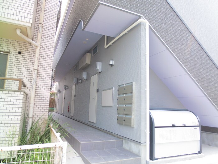 物件外観写真3　(エントランス部分)