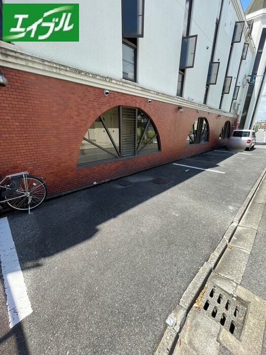 物件外観写真5　(駐車場)