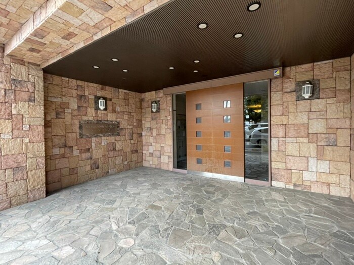 物件外観写真2　(エントランス部分)