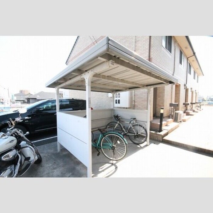 物件外観写真4　(駐輪場)