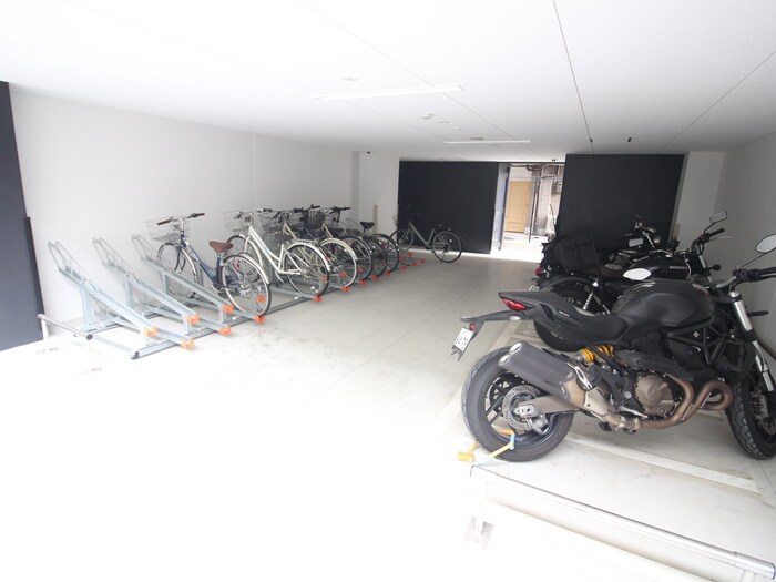 物件外観写真4　(駐輪場)