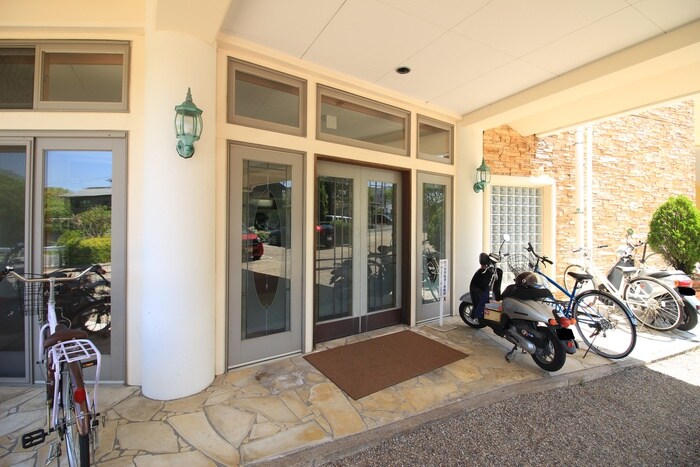 物件外観写真6　(エントランス部分)