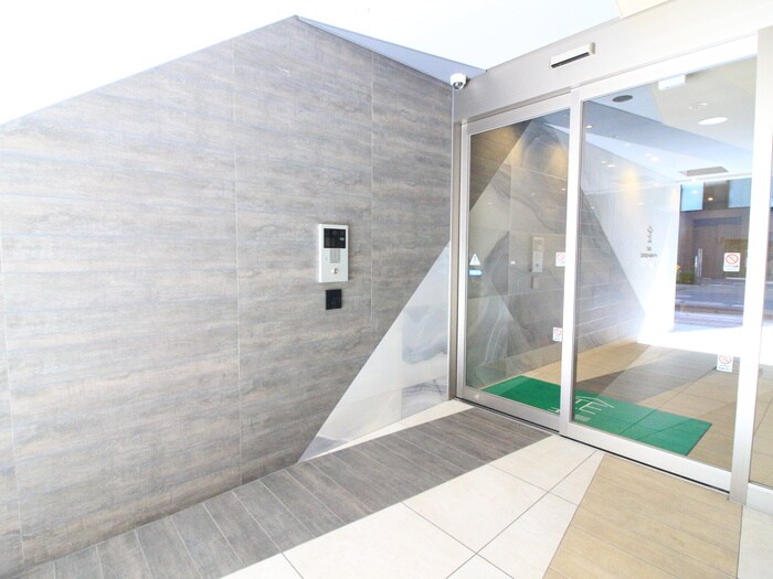 物件外観写真3　(エントランス部分)