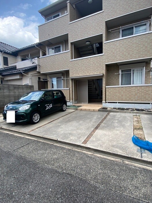 物件外観写真5　(駐車場)