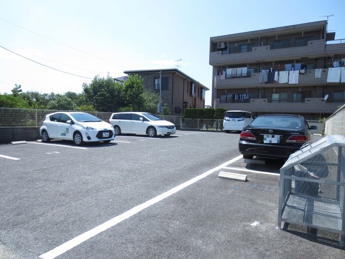 物件外観写真6　(駐車場)