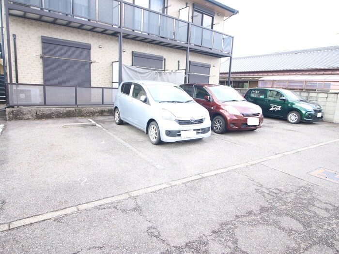 物件外観写真4　(駐車場)