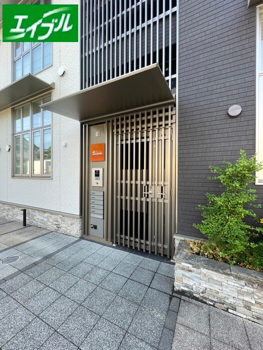 物件外観写真3　(エントランス部分)