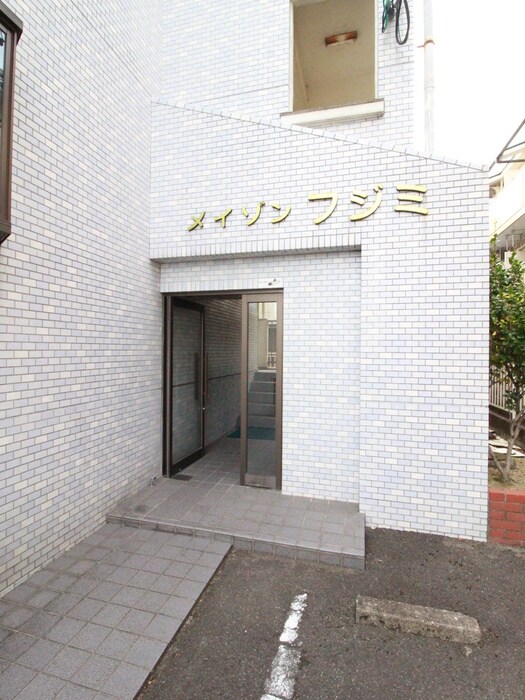 物件外観写真2　(エントランス部分)