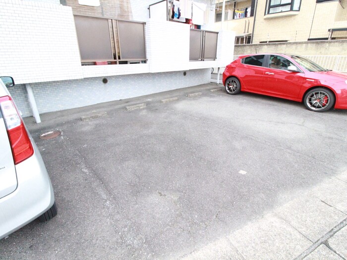 物件外観写真4　(駐車場)