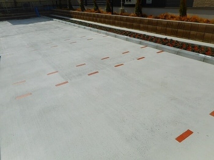 物件外観写真3　(駐車場)