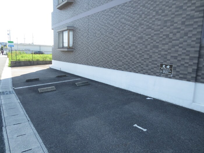 物件外観写真5　(駐車場)