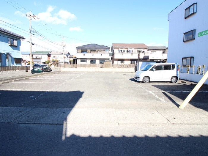 物件外観写真2　(駐車場)