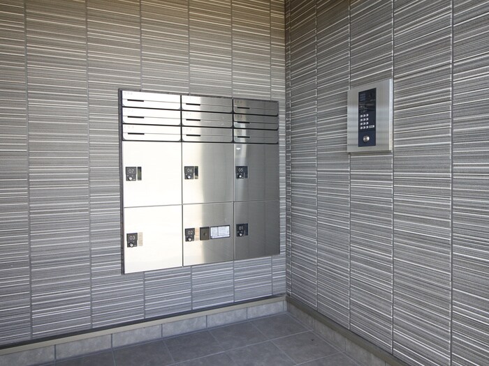 物件外観写真5　(エントランス部分)