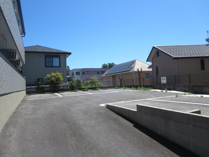 物件外観写真2　(駐車場)