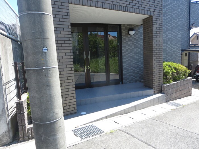 物件外観写真6　(エントランス部分)