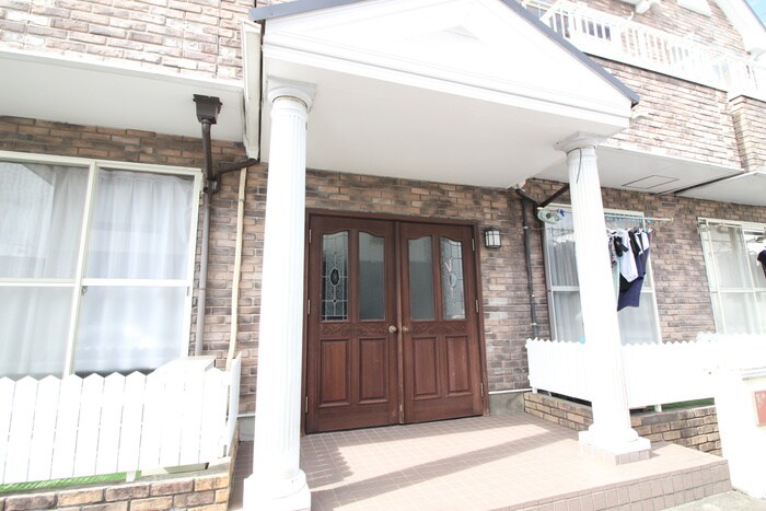 物件外観写真3　(エントランス部分)