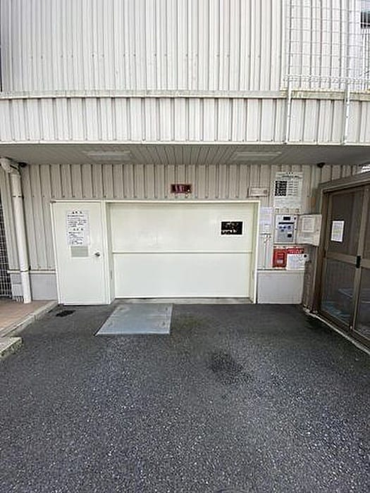 物件外観写真6　(駐車場)