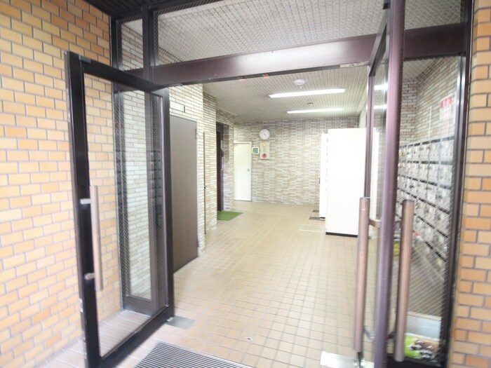 物件外観写真2　(エントランス部分)