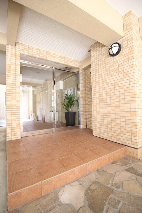 物件外観写真2　(エントランス部分)