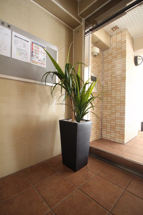 物件外観写真6　(エントランス部分)