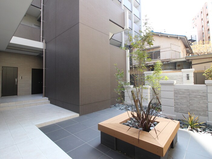 物件外観写真2　(エントランス部分)