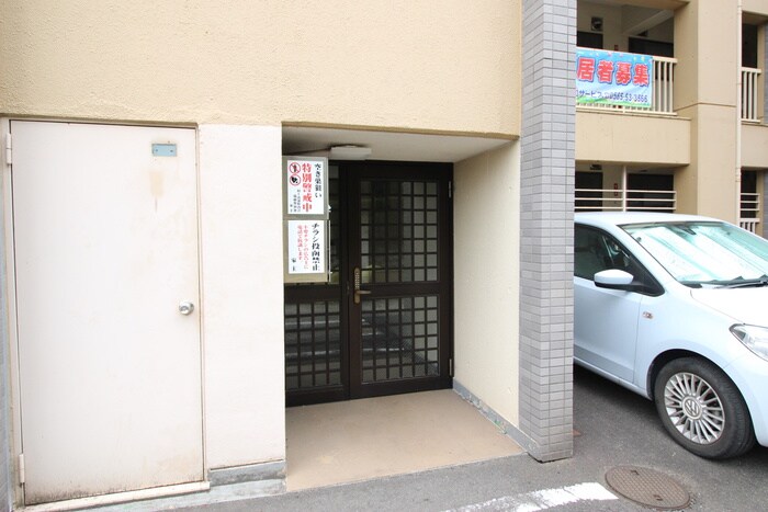 物件外観写真6　(エントランス部分)