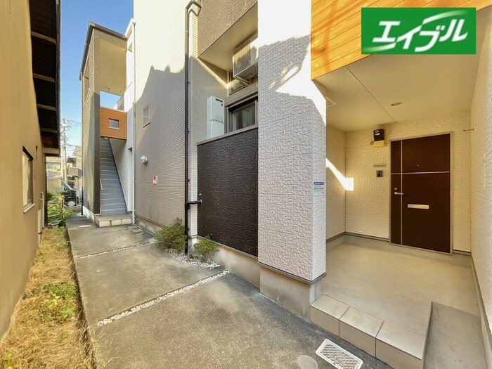 物件外観写真4　(エントランス部分)