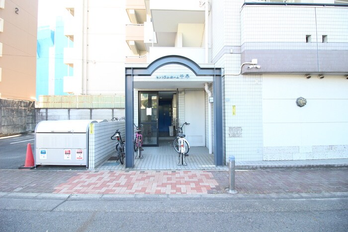 物件外観写真2　(エントランス部分)