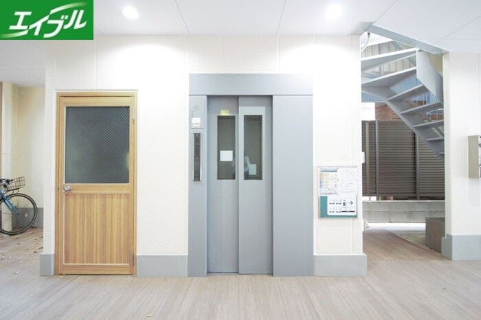 物件外観写真5　(エントランス部分)