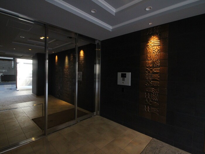 物件外観写真4　(エントランス部分)