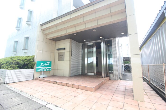 物件外観写真2　(エントランス部分)