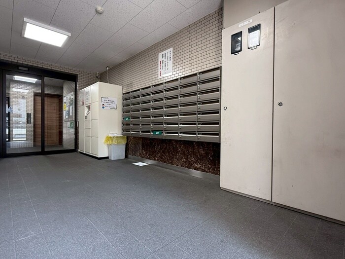 物件外観写真3　(エントランス部分)