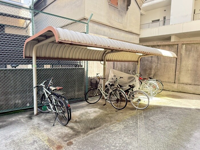 物件外観写真4　(駐輪場)