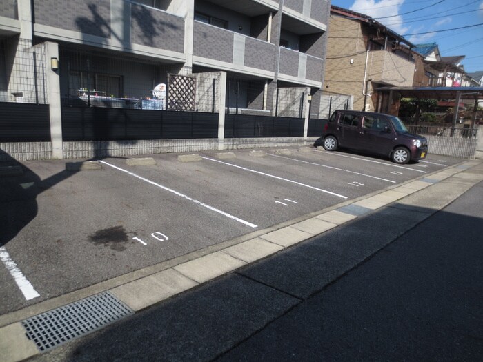 物件外観写真5　(駐車場)