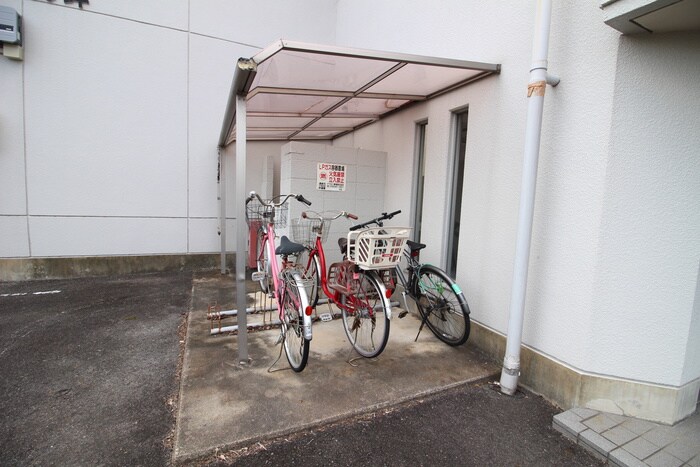 物件外観写真4　(駐輪場)