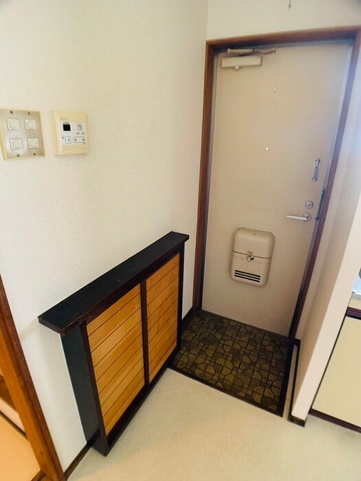 物件内観写真4　(玄関)