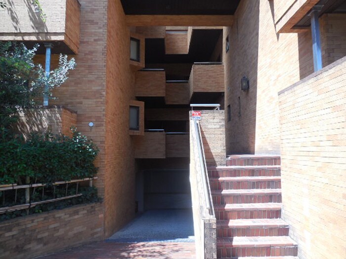 物件外観写真5　(エントランス部分)