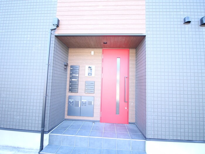 物件外観写真3　(エントランス部分)
