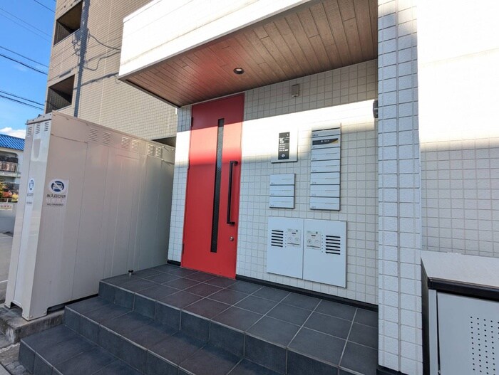 物件外観写真3　(エントランス部分)